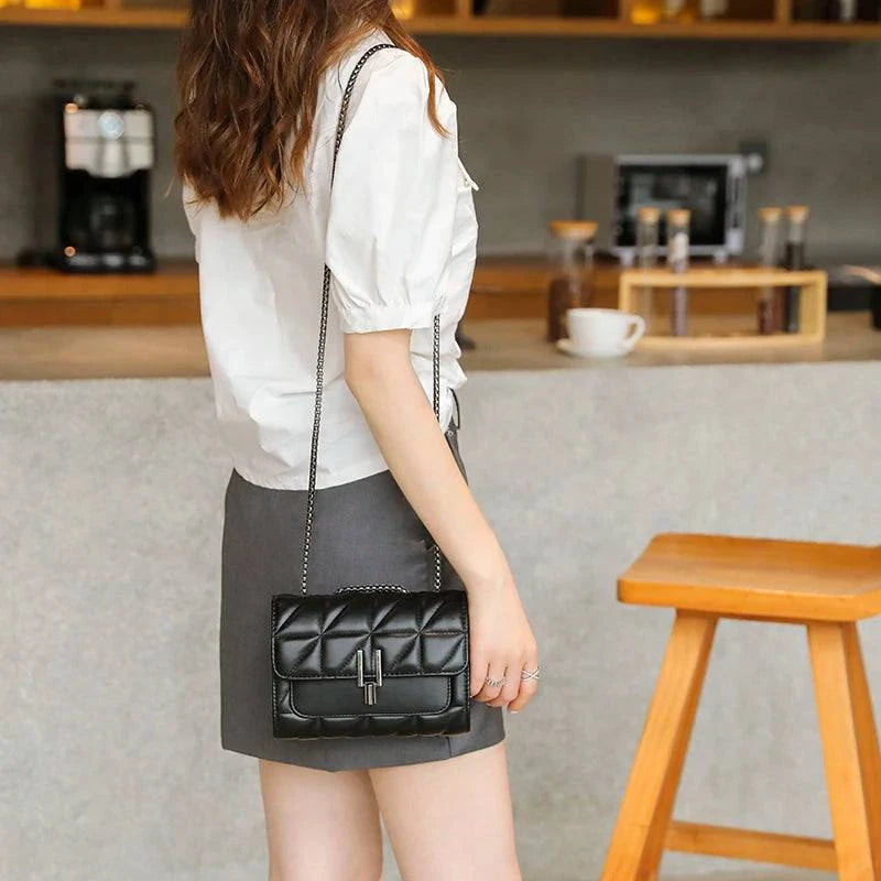 Bolsa Feminina Clutch de Couro Luna preta, matelassê, alça de corrente. Estilo elegante e versátil para o dia a dia.