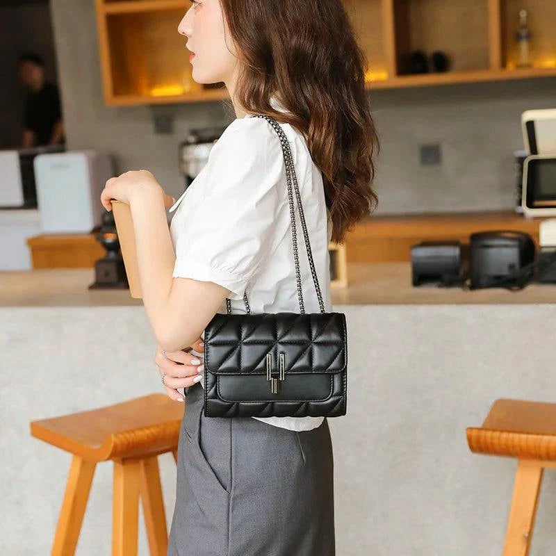 Bolsa Feminina Clutch de Couro Luna preta, matelassê, alça de corrente. Compacta e moderna para qualquer ocasião.