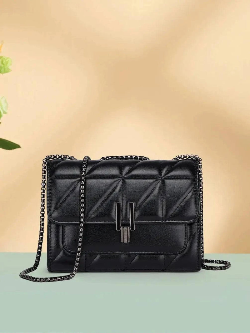 Bolsa Feminina Clutch de Couro Luna preta, matelassê, com fecho de metal e alça de corrente. Design elegante e moderno.