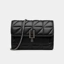 Bolsa clutch preta acolchoada com alça de corrente e fecho metálico