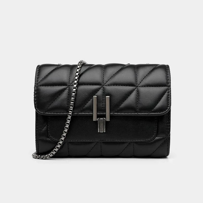 Bolsa Feminina Clutch de Couro Luna preta, matelassê, alça de corrente e fecho metálico. Design moderno e sofisticado.