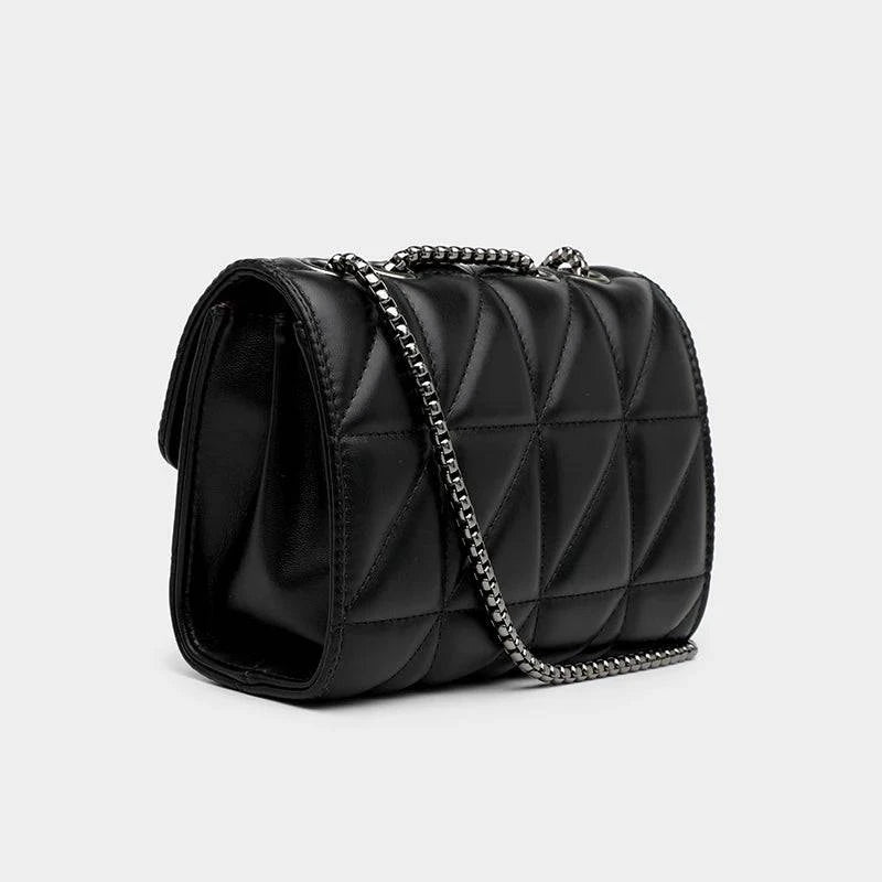 Bolsa Feminina Clutch de Couro Luna preta, matelassê, alça de corrente. Perfil elegante e compacto para diversas ocasiões.
