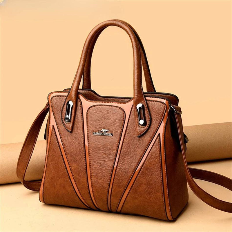 Bolsa Feminina Couro Crossbody Alças Duplas Allure marrom. Couro texturizado com detalhes brilhantes. Alças de mão, logo metálico. Elegante e moderna.