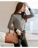 Mulher com bolsa marrom de couro com alças duplas, blusa xadrez preta e branca
