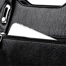 Bolsa crossbody preta com bolso externo com zíper e detalhe de costura