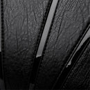Detalhe de textura de couro com alças brilhantes verticais