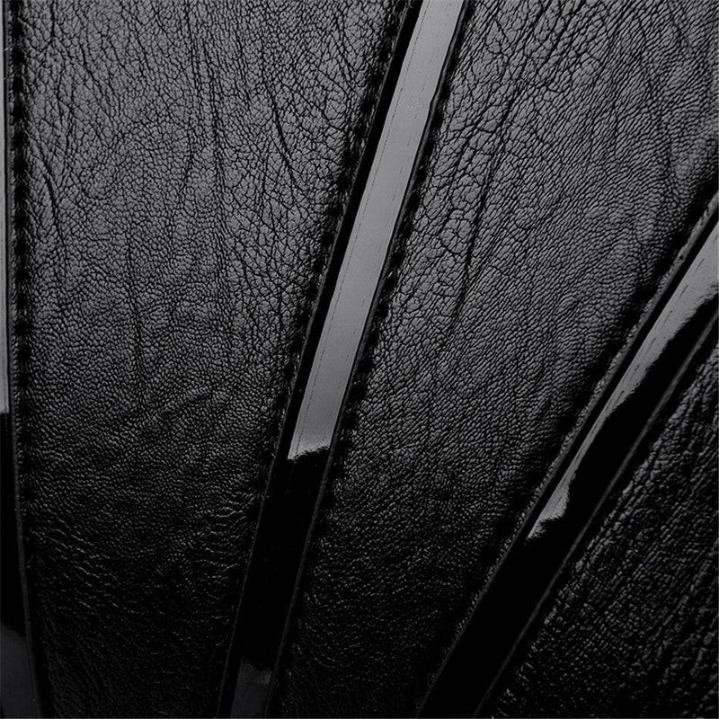 Bolsa Feminina Couro Crossbody Alças Duplas Allure preta. Detalhe da textura do couro e das faixas brilhantes verticais. Design moderno e elegante.