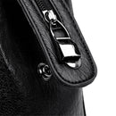 Bolsa de couro preta com detalhe do zíper metálico prateado