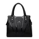 Bolsa feminina preta com alças duplas e detalhes costurados verticais