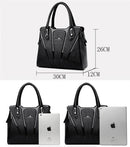 Bolsa crossbody preta com alças duplas e compartimentos, vista frontal com dimensões e comparação de tamanho com iPad