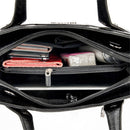 Bolsa crossbody preta aberta mostrando interior com compartimentos, carteira vermelha e espaço organizado para cartões