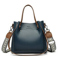 Bolsa Feminina de Couro Elegante com Alça Dupla azul petróleo, alças marrom e alça transversal estampada chevron. Design estruturado e moderno.