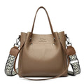Bolsa Feminina de Couro Elegante com Alça Dupla caramelo, alças marrom e alça transversal estampada chevron. Design estruturado e moderno.