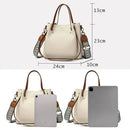 Bolsa de couro off-white com alças marrom e alça transversal estampada; dimensões 24x23x10cm
