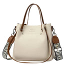 Bolsa tote de couro off-white com alças marrom e alça transversal estampada em padrão chevron