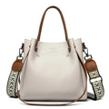 Bolsa Feminina de Couro Elegante com Alça Dupla off-white, alças marrom e alça transversal larga estampada. Design estruturado e moderno.