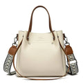 Bolsa Feminina de Couro Elegante com Alça Dupla off-white, alças marrom e alça transversal larga estampada. Design estruturado e moderno.