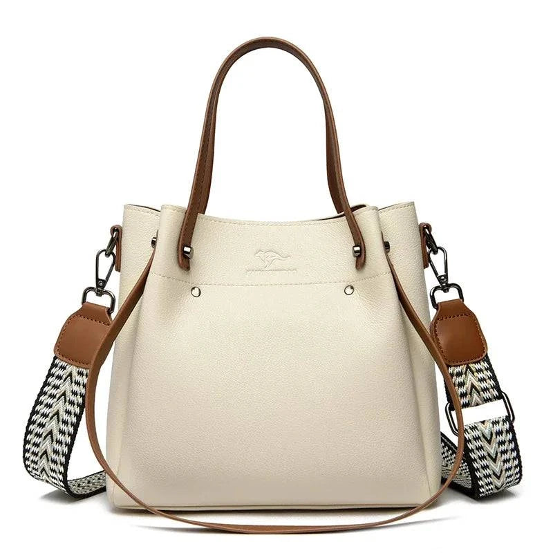Bolsa Feminina de Couro Elegante com Alça Dupla off-white, alças marrom e alça transversal larga estampada. Design estruturado e moderno.