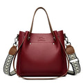 Bolsa Feminina de Couro Elegante com Alça Dupla vinho, alças marrom e alça transversal estampada chevron. Design estruturado e moderno.