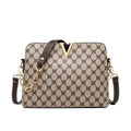 Bolsa Feminina de Couro Elite bege, estampa de monograma, logo "V" dourado. Alça de corrente e detalhes em couro marrom. Sofisticada e elegante.