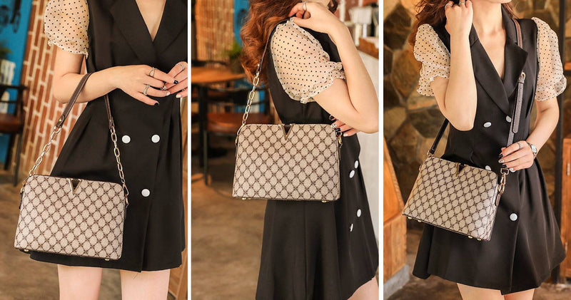 Bolsa Feminina de Couro Elite bege, estampa monograma, logo "V" dourado. Alça de corrente e transversal. Usada por modelo em diversas poses. Elegante e versátil.
