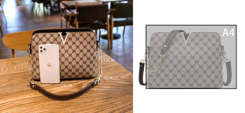 Bolsa Feminina de Couro Elite bege. Dimensões: 26x19x9cm. Ideal para celular, não comporta A4. Estampa de monograma e alça de corrente. Prática e elegante.