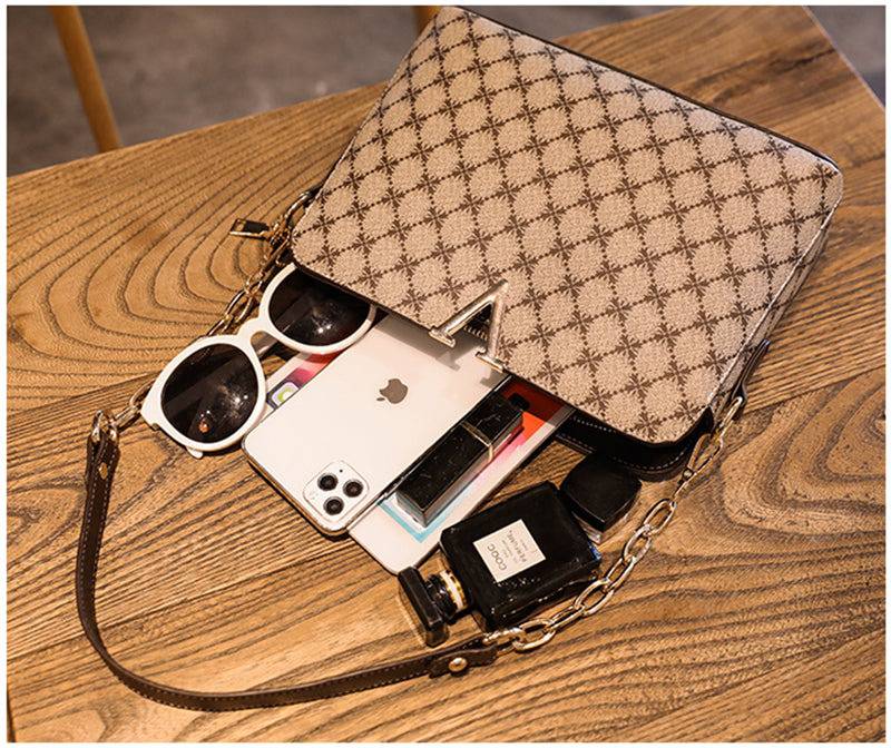 Bolsa Feminina de Couro Elite bege, estampa de monograma. Interior espaçoso, ideal para celular, óculos e cosméticos. Organização e estilo.