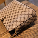 Bolsa feminina bege com estampa monograma e fecho dourado
