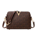 Bolsa Feminina de Couro Elite marrom-escura, estampa monograma, logo "V" dourado. Alça de corrente e transversal. Sofisticada e elegante.