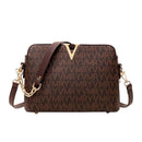 Bolsa transversal marrom com padrão monograma e detalhe logo V dourado