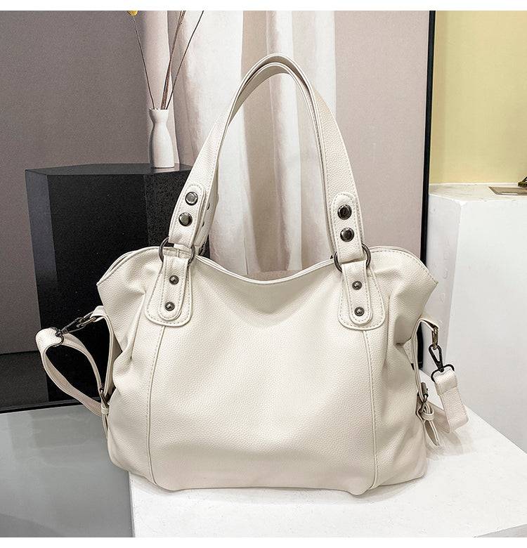 Bolsa Feminina de Couro Horizon branca. Design espaçoso e maleável, com textura de couro e ferragens prateadas. Elegante e versátil.