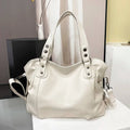 Bolsa Feminina de Couro Horizon branca. Design espaçoso e maleável, com textura de couro e ferragens prateadas. Elegante e versátil.