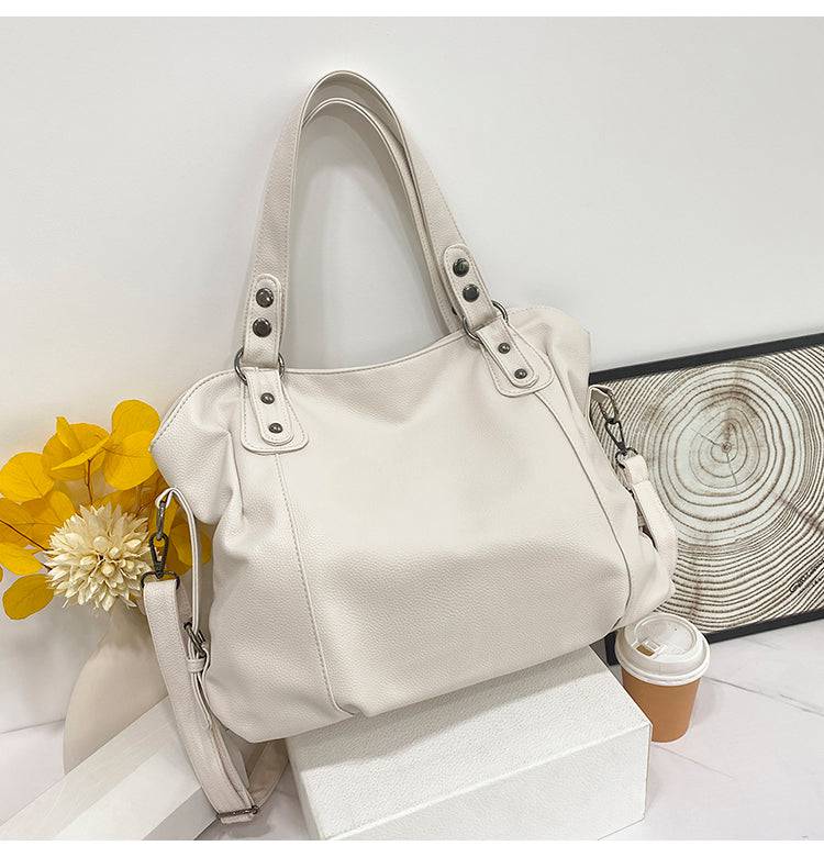 Bolsa Feminina de Couro Horizon branca. Design espaçoso e maleável, com textura de couro e ferragens prateadas. Elegante e versátil.