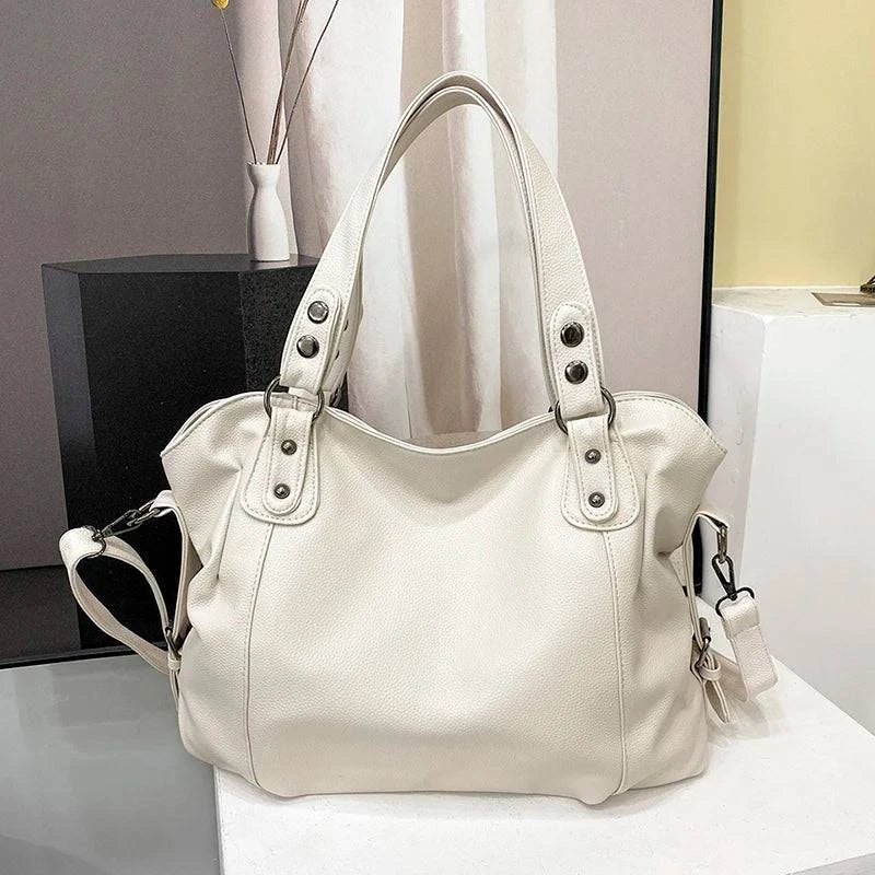 Bolsa Feminina de Couro Horizon branca. Design espaçoso e maleável, com textura de couro e ferragens prateadas. Elegante e versátil.