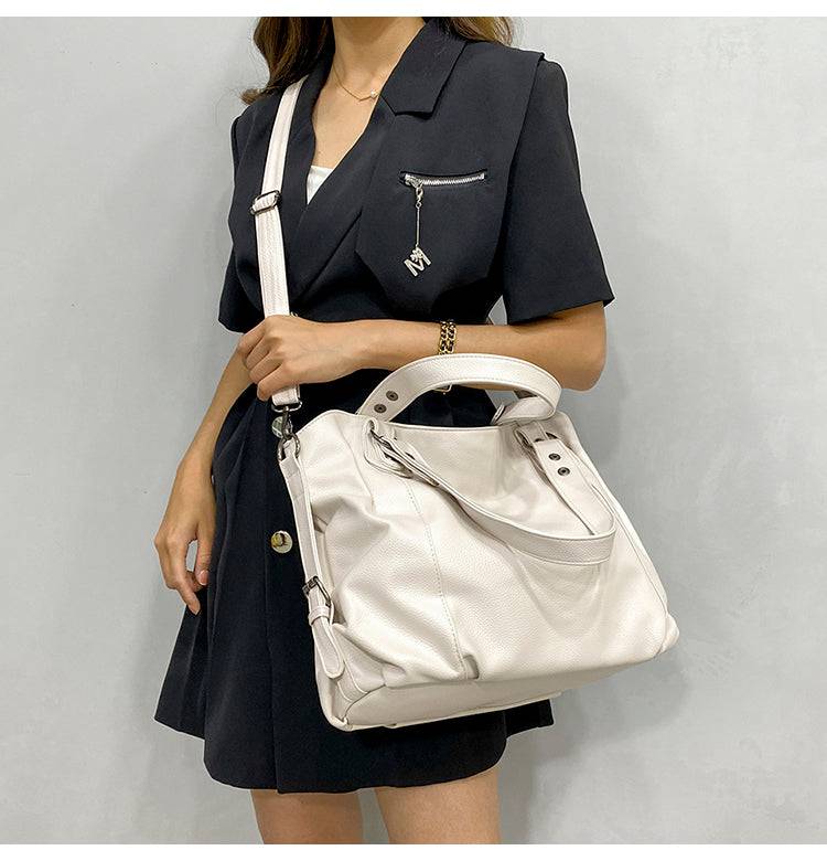 Bolsa Feminina de Couro Horizon branca. Design espaçoso e maleável, com textura de couro e ferragens prateadas. Elegante e versátil.