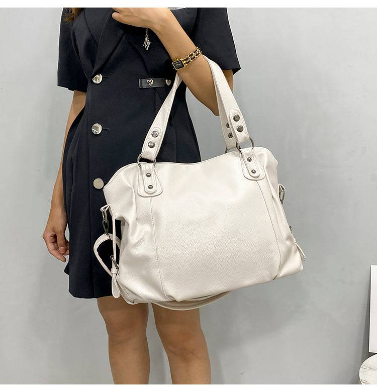 Bolsa Feminina de Couro Horizon branca. Design espaçoso e maleável, com textura de couro e ferragens prateadas. Elegante e versátil.