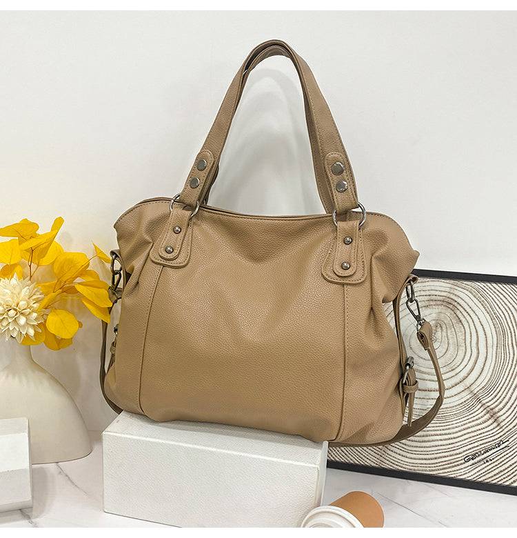 Bolsa Feminina de Couro Horizon caramelo. Design espaçoso e maleável, com textura de couro e ferragens prateadas. Elegante e versátil.