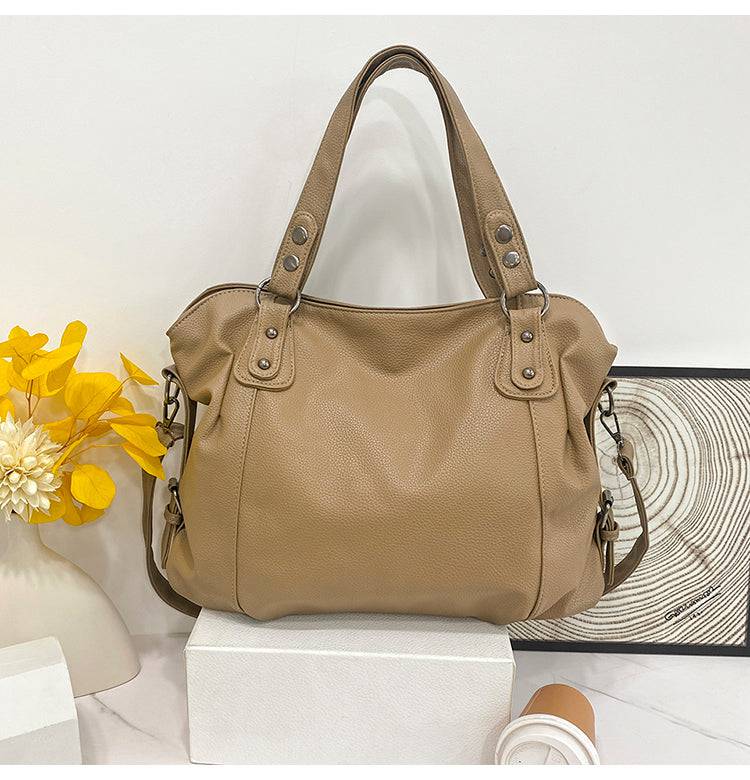 Bolsa Feminina de Couro Horizon caramelo. Design espaçoso e maleável, com textura de couro e ferragens prateadas. Elegante e versátil.