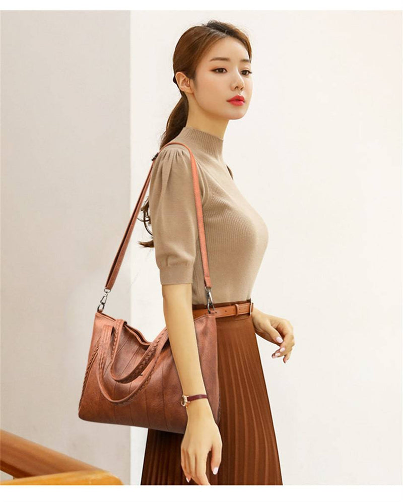 Bolsa Feminina Couro Horizon One caramelo. Couro macio com frisos e alças trançadas. Usada por modelo. Elegante e confortável para o dia a dia.