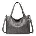 Bolsa Feminina Couro Horizon One cinza. Couro macio com frisos e alças trançadas. Logo metálico, alça transversal. Elegante e versátil.