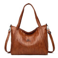 Bolsa Feminina Couro Horizon One marrom. Couro macio com frisos e alças trançadas. Logo metálico, alça transversal. Elegante e versátil.