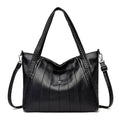 Bolsa Feminina Couro Horizon One preta. Couro macio com frisos e alças trançadas. Logo metálico, alça transversal. Elegante e versátil.