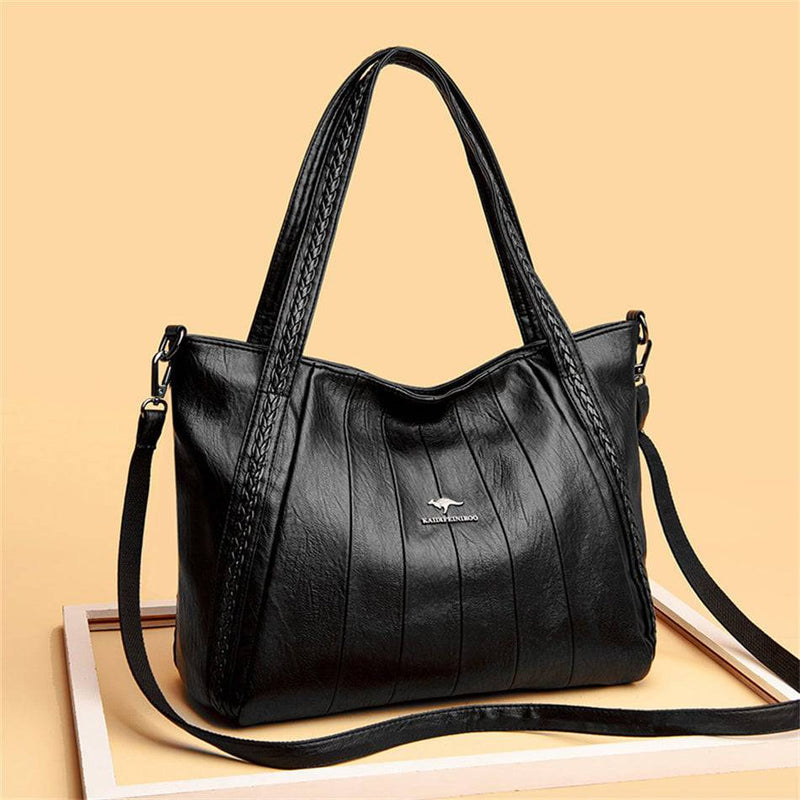 Bolsa Feminina Couro Horizon One preta. Couro macio com frisos e alças trançadas. Logo metálico, alça transversal. Elegante e versátil.