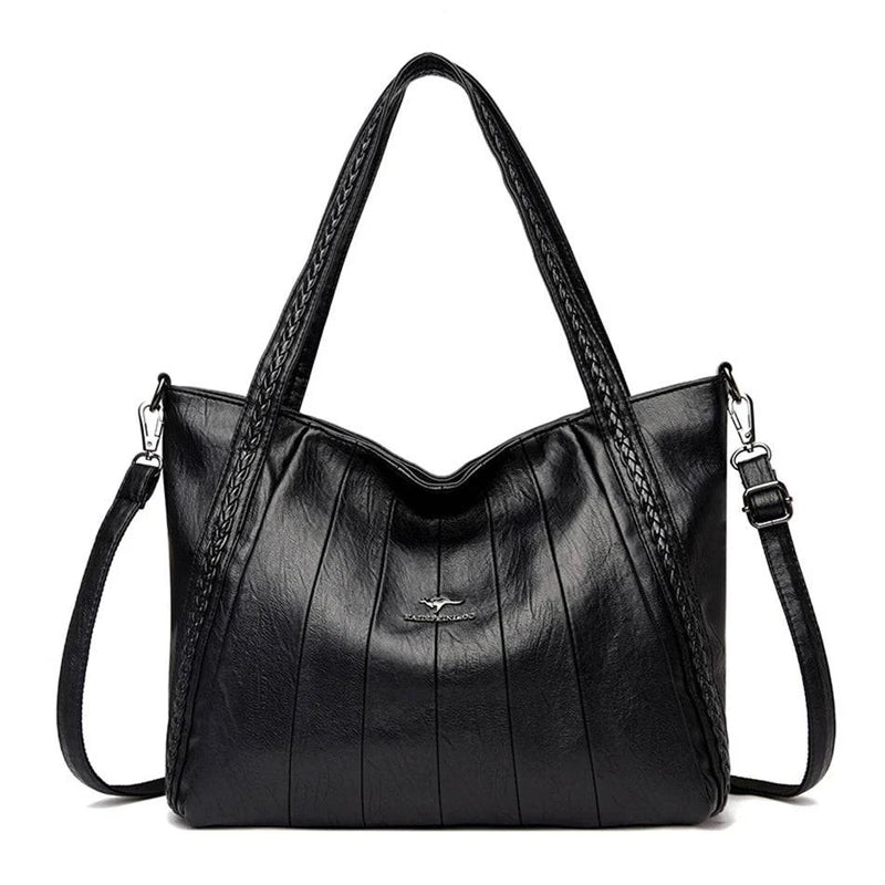 Bolsa Feminina Couro Horizon One preta. Couro macio com frisos e alças trançadas. Logo metálico, alça transversal. Elegante e versátil.
