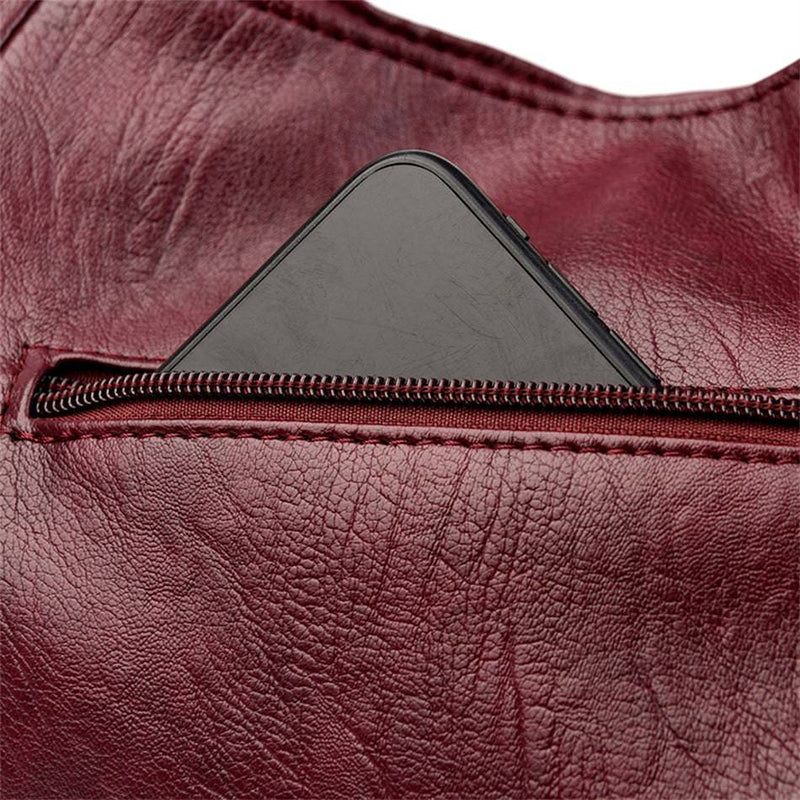 Bolsa Feminina Couro Horizon One vinho. Detalhe do bolso traseiro com zíper, ideal para guardar celular com segurança. Praticidade no uso diário.