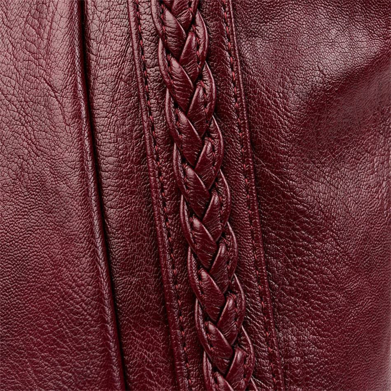 Bolsa Feminina Couro Horizon One vinho. Detalhe lateral da alça trançada, evidenciando o design e a textura do couro macio. Acabamento artesanal.