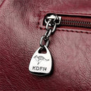 Puxador de zíper em metal com corrente e pingente em forma de lágrima com logo de canguru