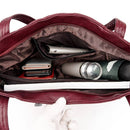 Bolsa Horizon One vinho aberta mostrando compartimentos internos com carteira, óculos e lanterna.