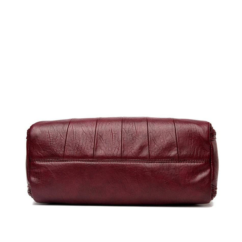 Bolsa Feminina Couro Horizon One vinho. Vista da base da bolsa, com detalhes de frisos verticais. Estrutura e acabamento impecáveis.