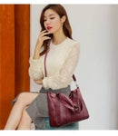 Bolsa de couro vinho Horizon One com textura quilted e alças duplas, usada por modelo